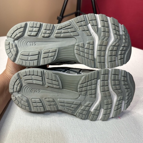 Women’s ASICS Gel Nimbus 21, Grey, Like New Wore 1 time, - Picture 4 of 6